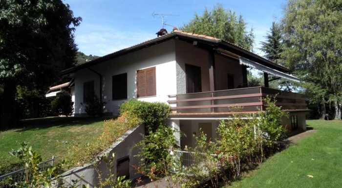 Bella grande villa in pieno centro a Lesa