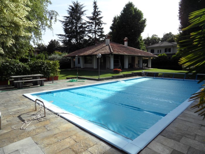 Bella grande villa in pieno centro a Lesa